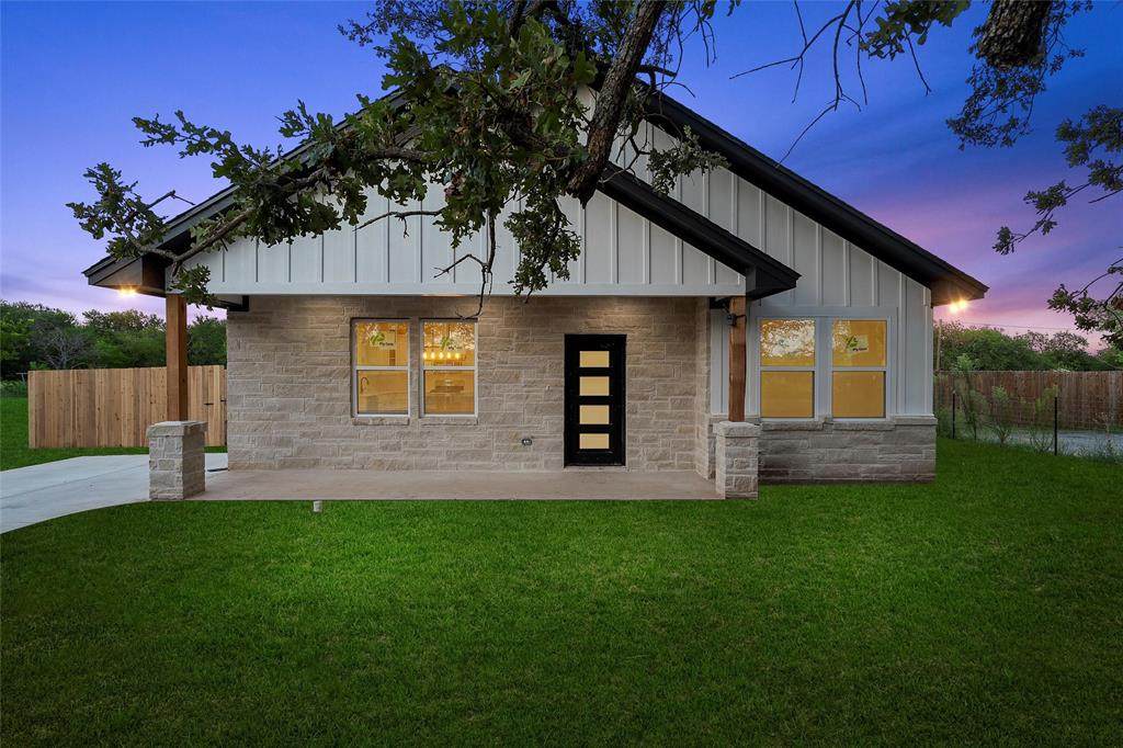 1413 Cloverleaf - Photo 1