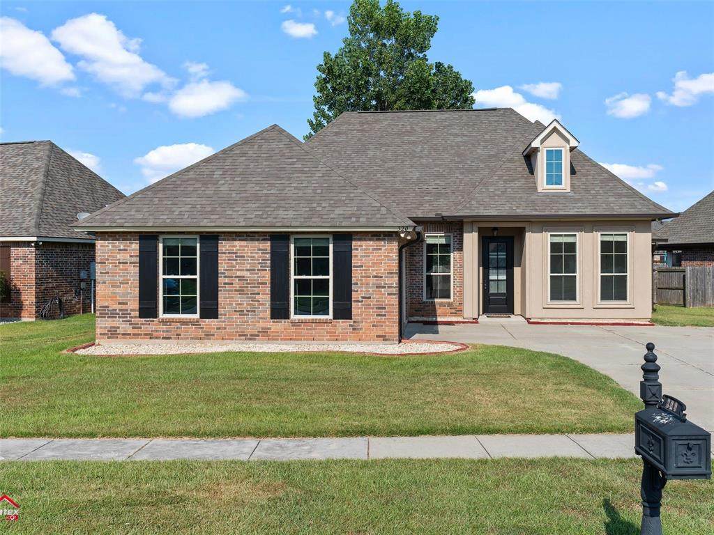 320 Camelback Drive - Photo 1