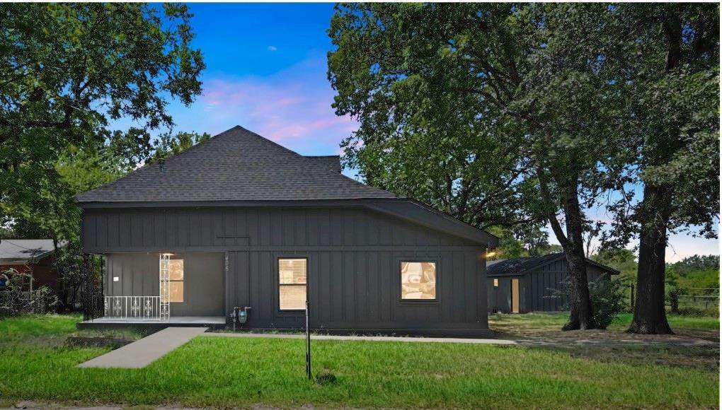405 Walker Street - Photo 1