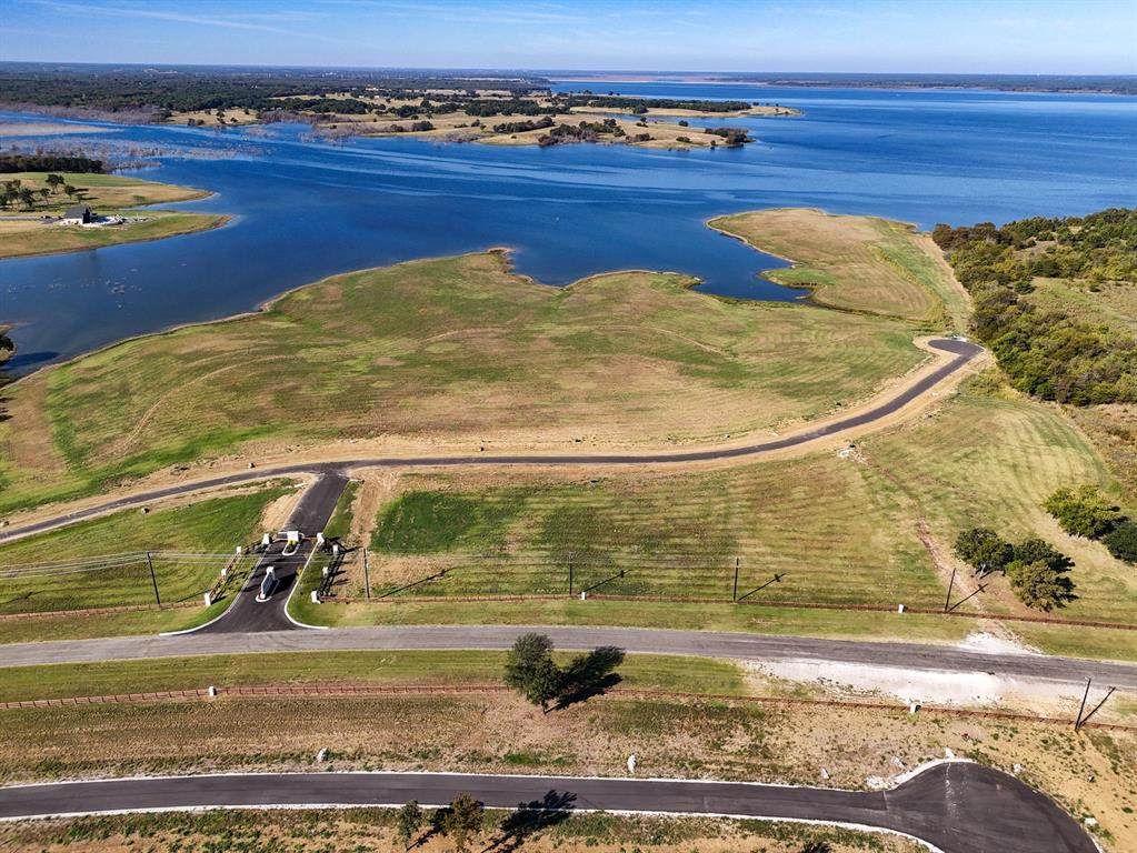 527 Lakeshore Terrace - Photo 1