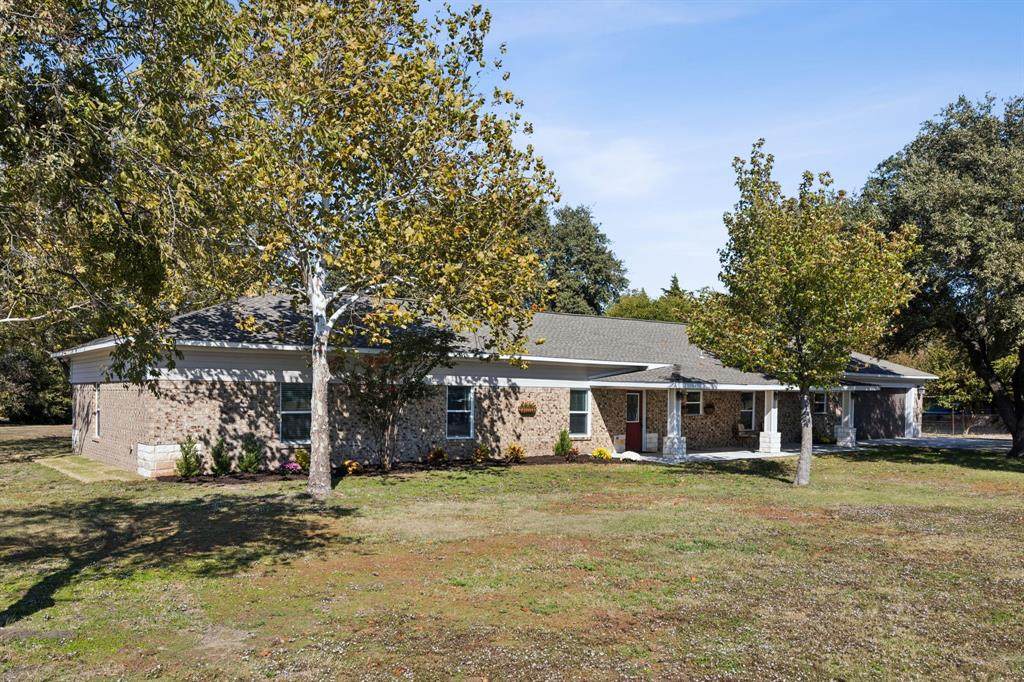1403 Lakeview Drive - Photo 1