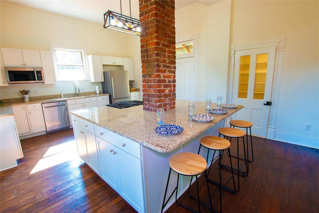 606 May Street - Photo 1