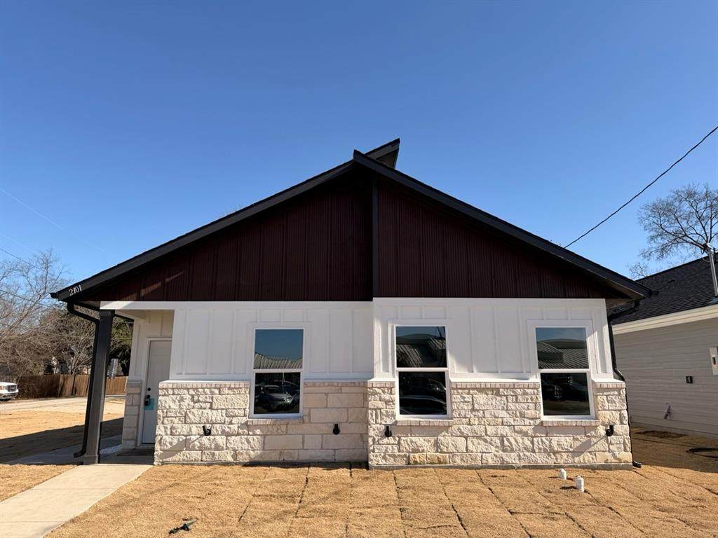 2101 College Street - Photo 1