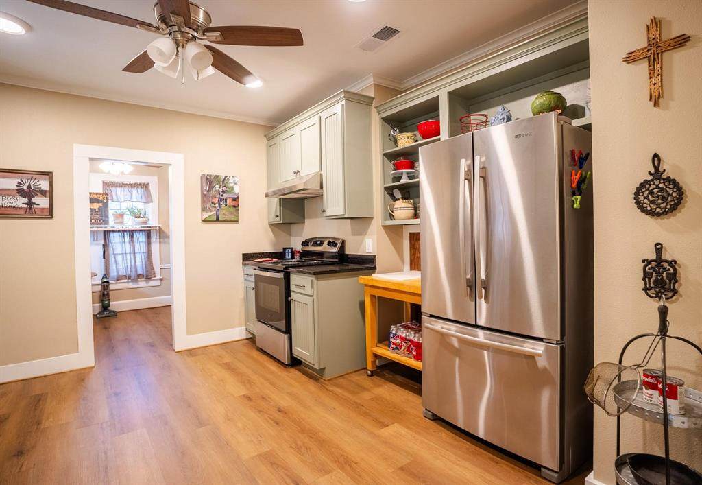 820 E Palestine - Photo 1