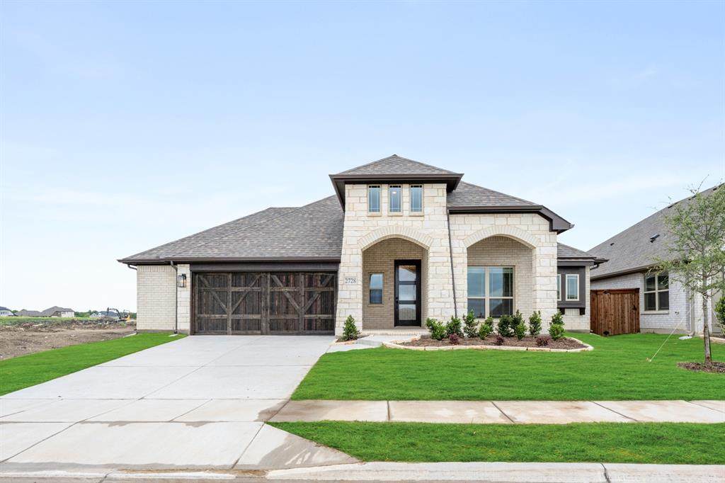 2728 Railway Street - Photo 1