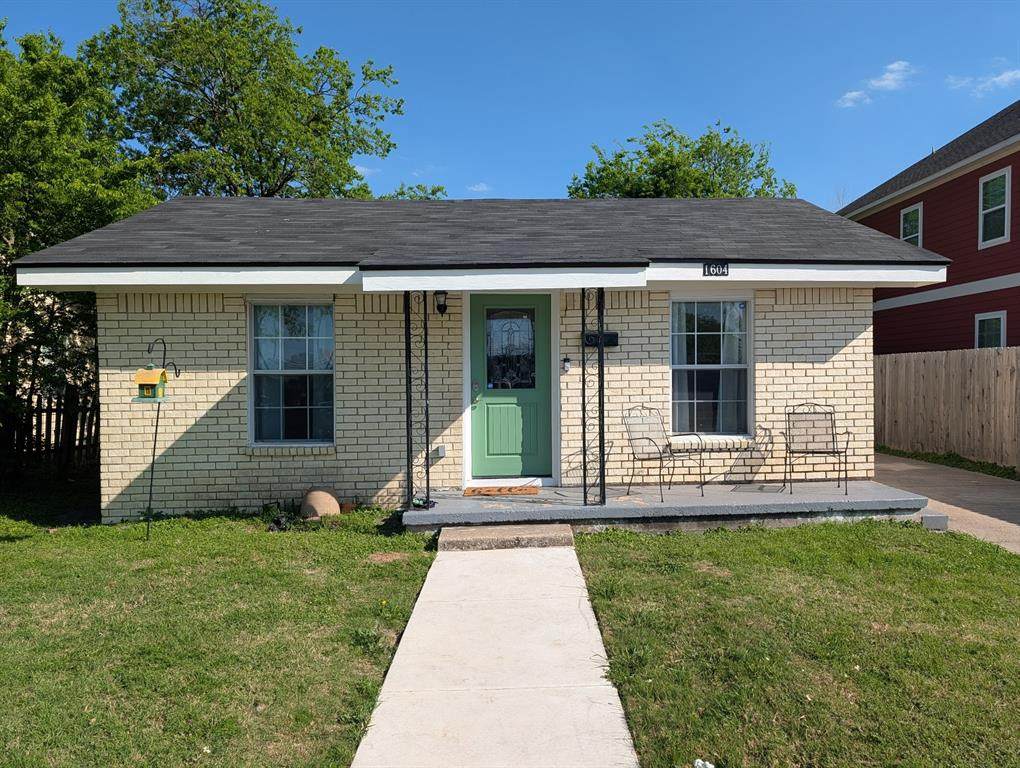 1604 James Avenue - Photo 1