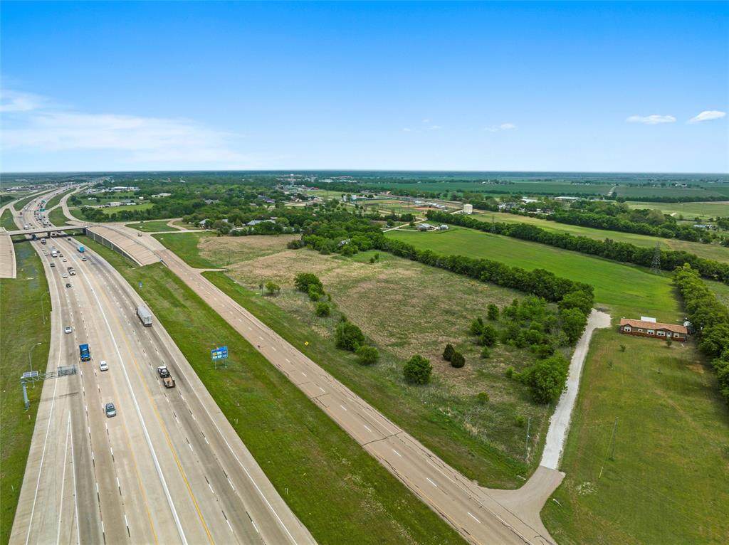 20694 Interstate 35 - Photo 1