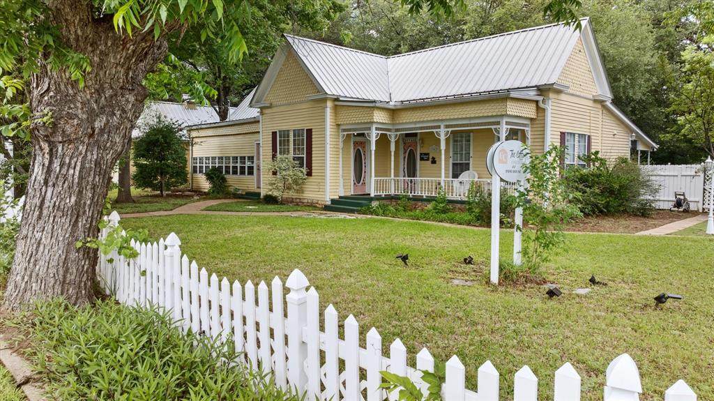 1002 Pearl Street - Photo 1