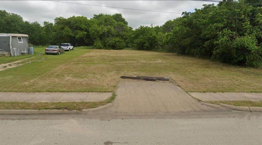 711 Davis Avenue - Photo 1