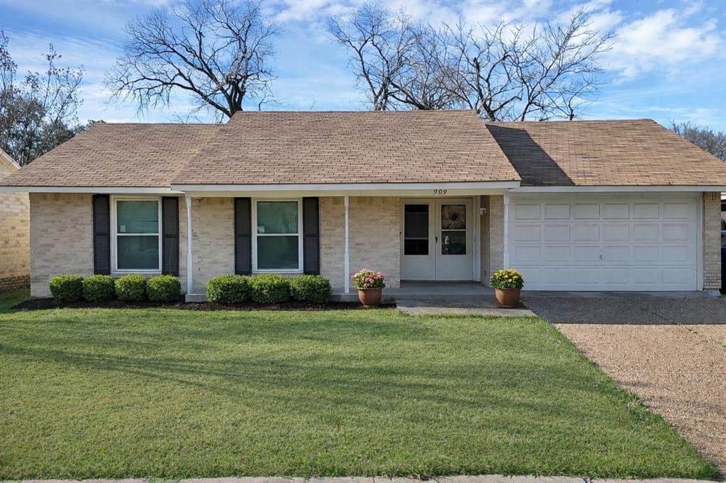 909 Ravencroft Drive - Photo 1