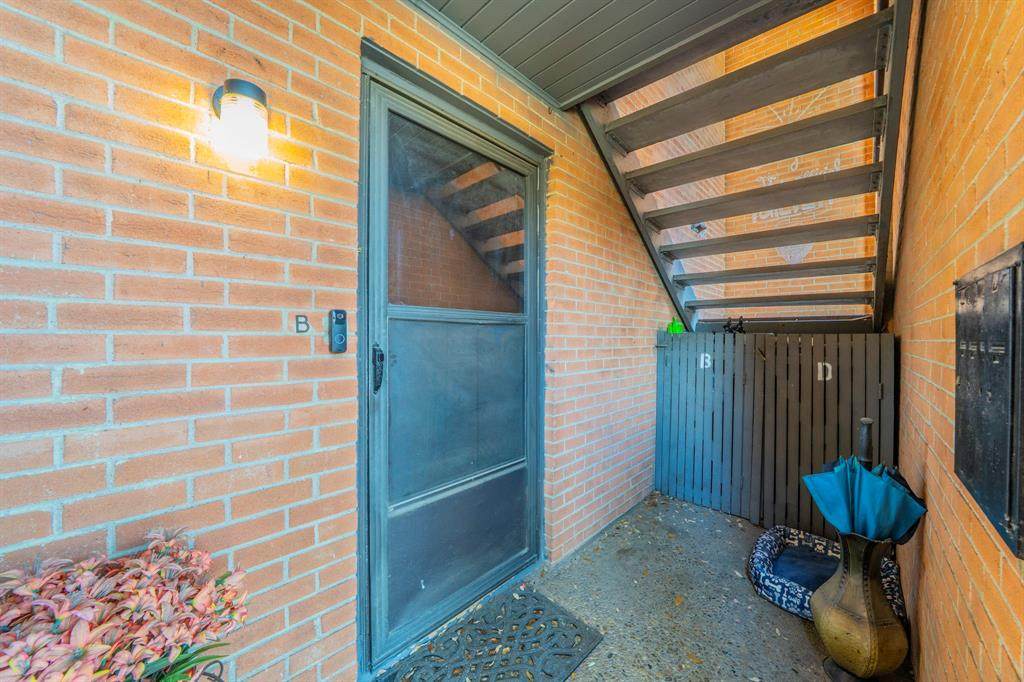 558 Avenue J - Photo 1