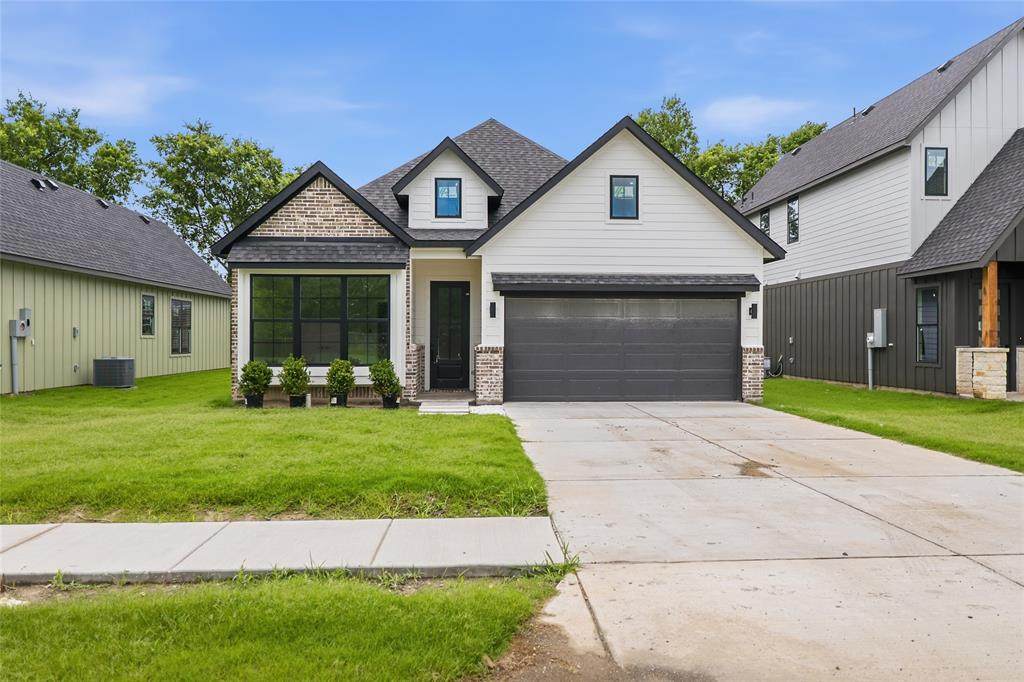 303 E Locust Street - Photo 1