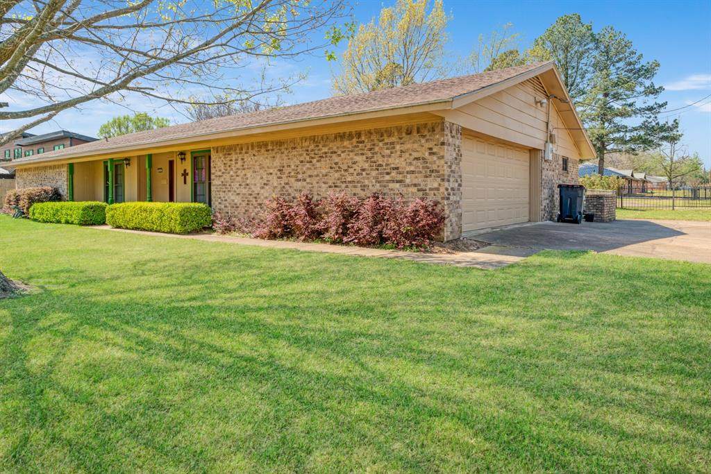 695 20th Street - Photo 1
