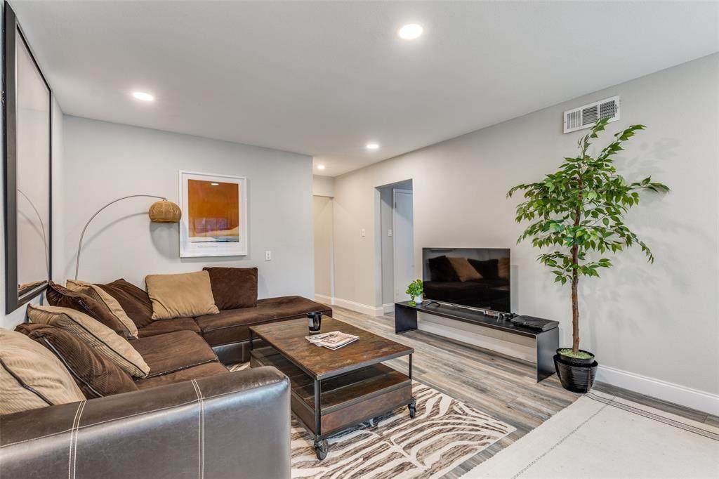 5818 University Boulevard - Photo 1