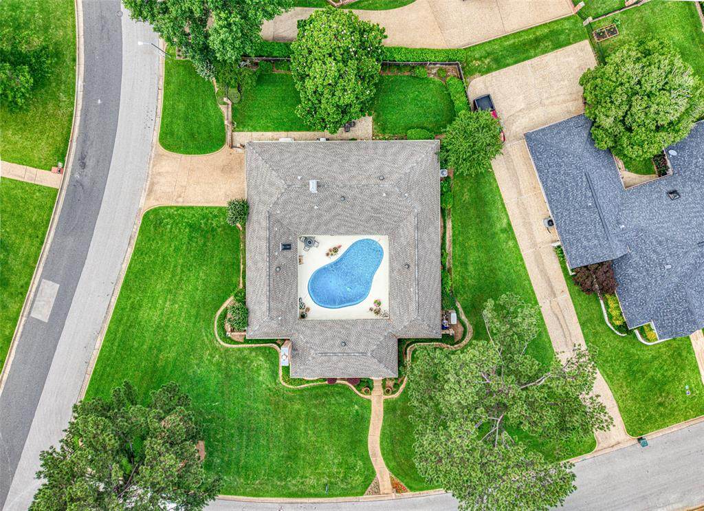 7000 Hollytree Circle - Photo 1
