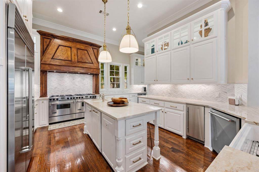 802 Carriage Court - Photo 1