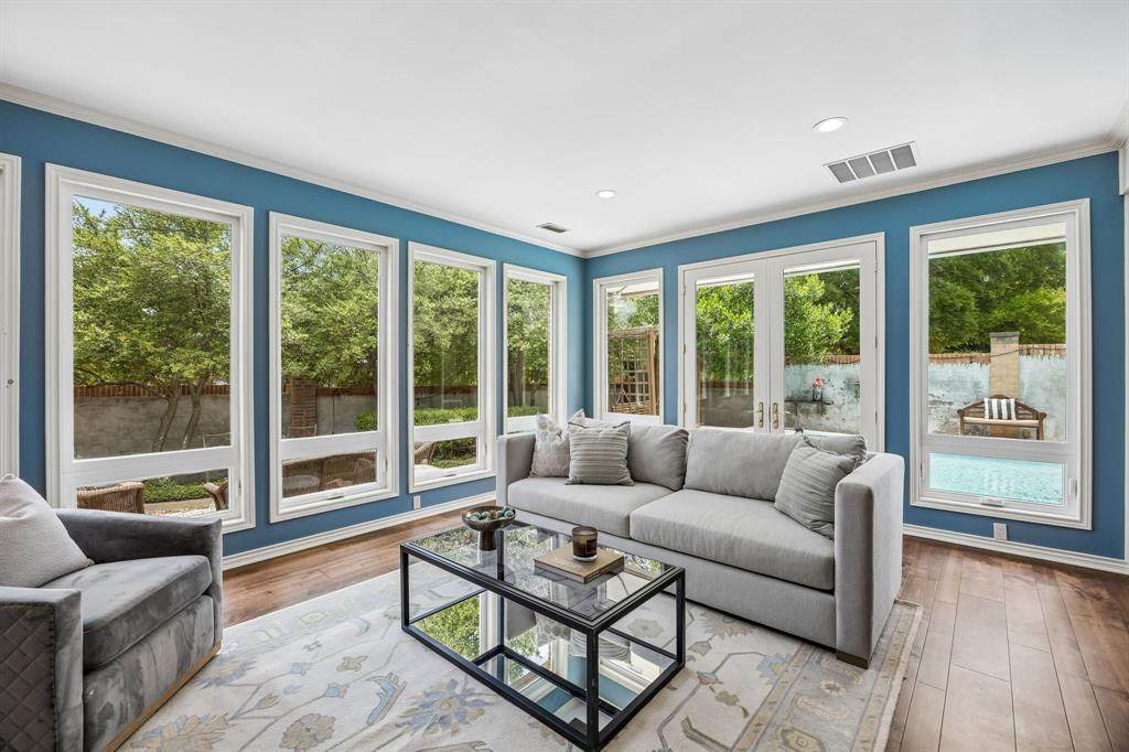 1 Crown Place - Photo 1