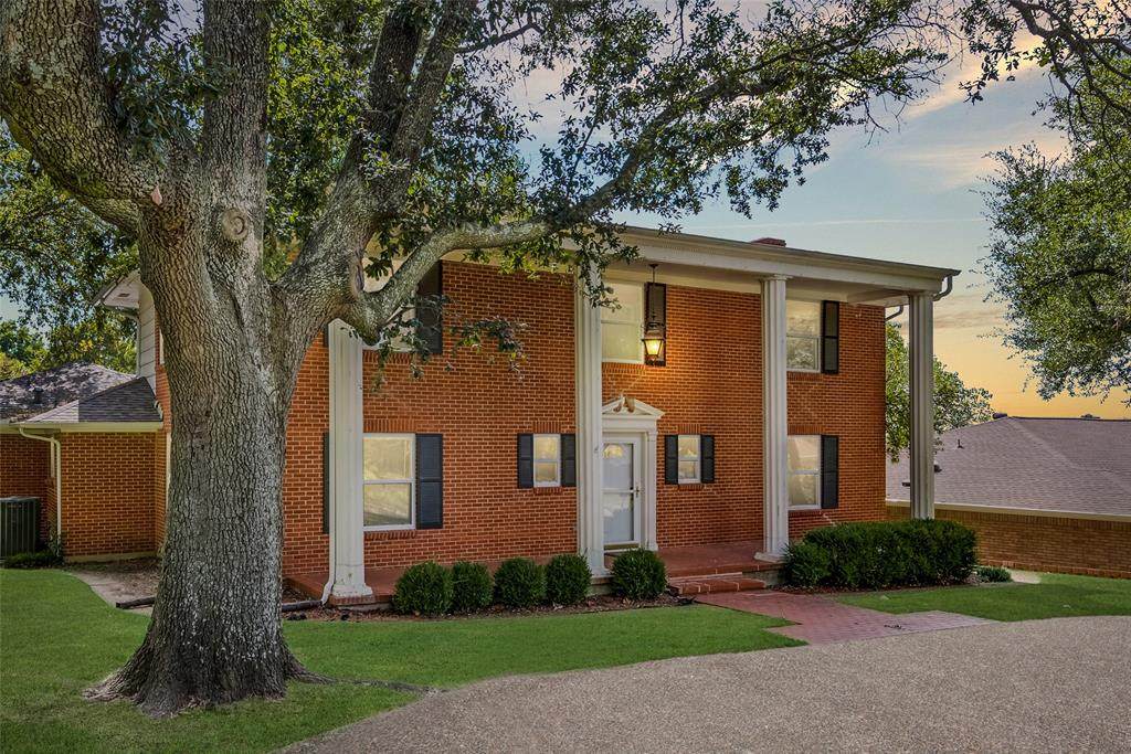 207 Rockbrook Drive - Photo 1