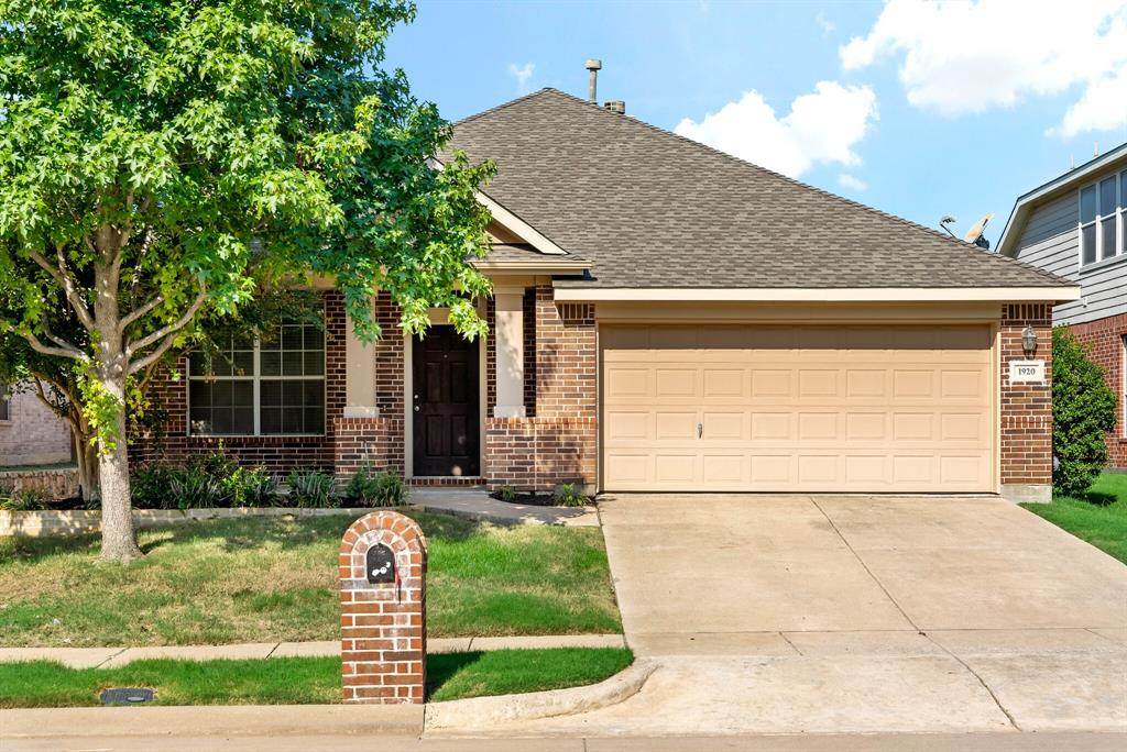 1920 Highland Oaks Drive - Photo 1