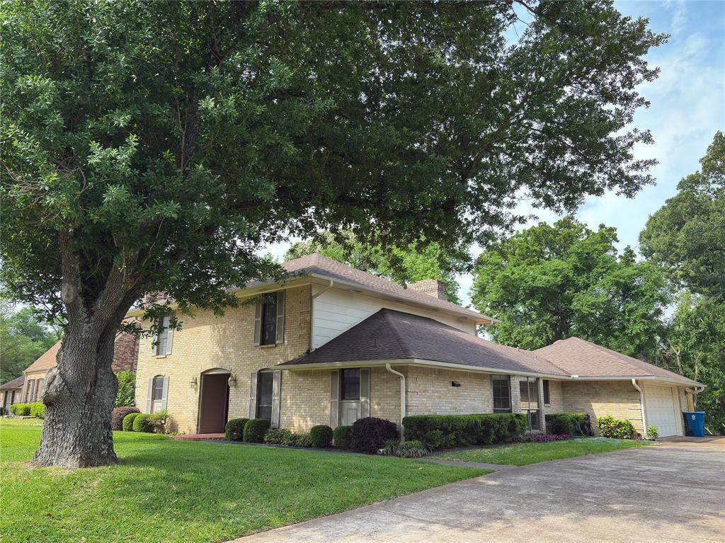 802 Circle Drive - Photo 1