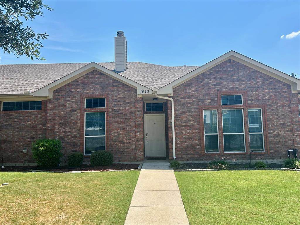 1610 Poinsettia Boulevard - Photo 1