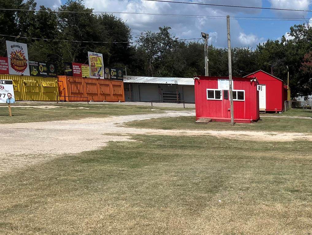 1810 Farm Market 1187 - Photo 1