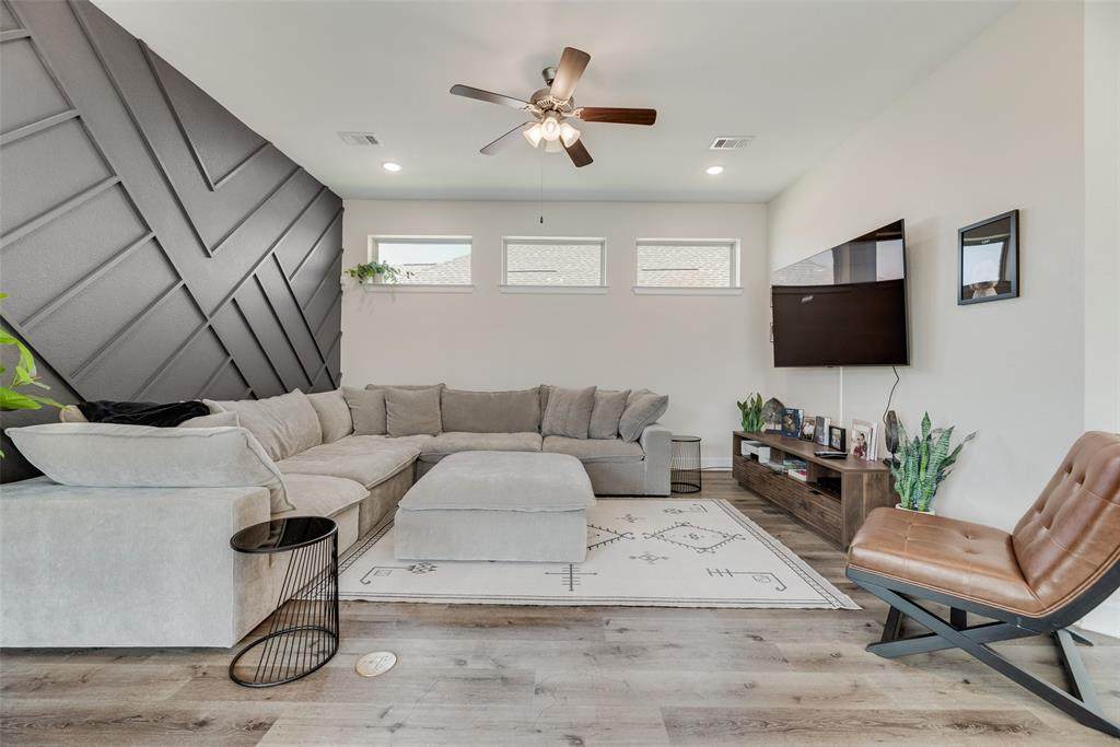 912 Lamp Post Lane - Photo 1