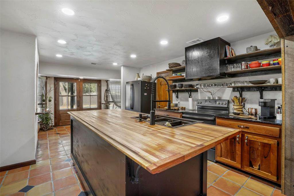 3960 Burleson Retta Road - Photo 1