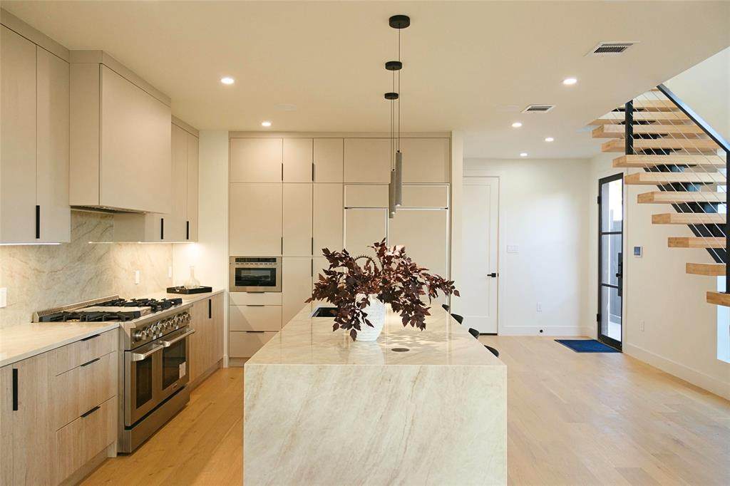 6529 Victoria - Photo 1