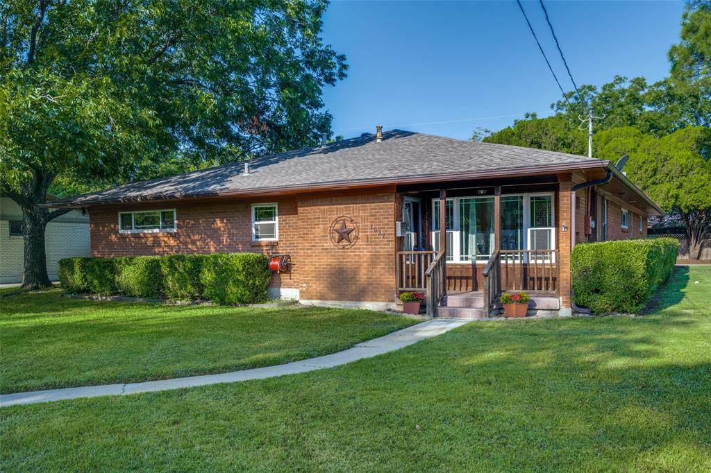 1027 Stanley Street - Photo 1