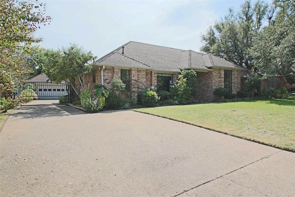 915 Hemphill Drive - Photo 1