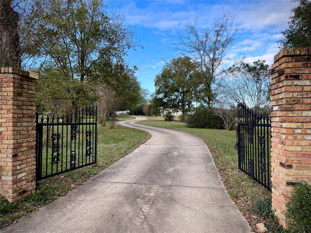 137 County Road 4275 - Photo 1