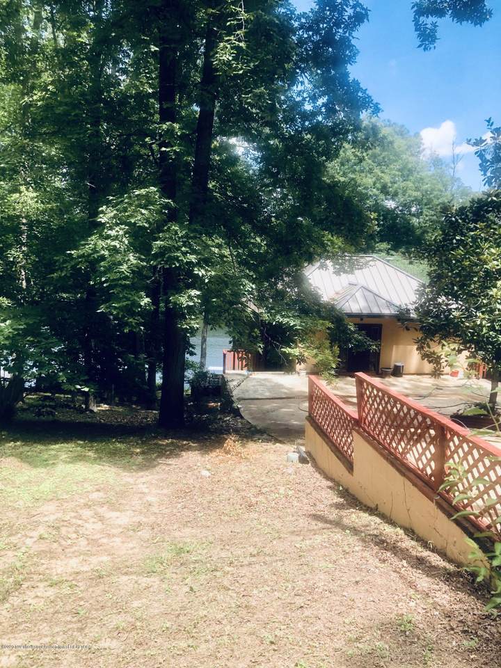 1130 Lakeview Drive - Photo 1