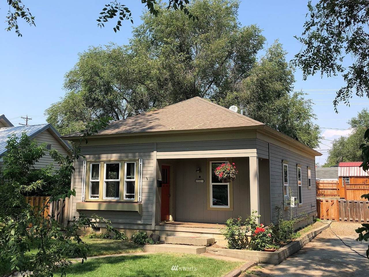 603 10th Avenue - Photo 1