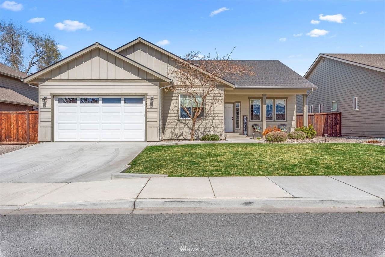 1733 5th Street - Photo 1