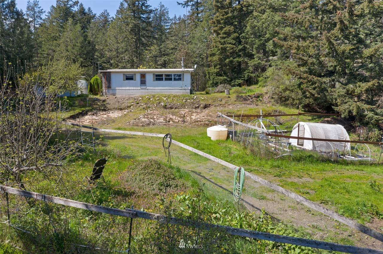 211 Crestview Drive - Photo 1