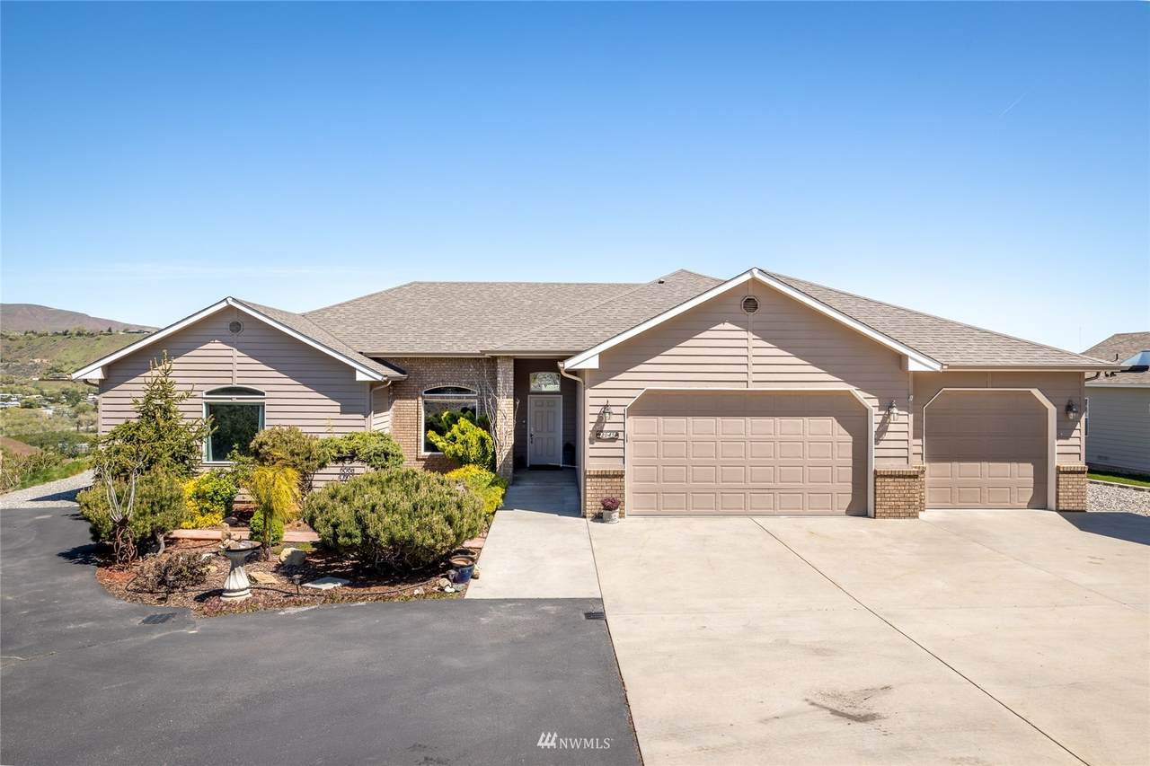 3045 Eastview Lane - Photo 1