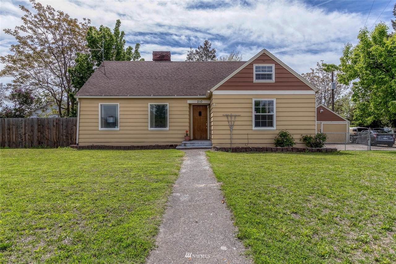 210 NE Rose St - Photo 1