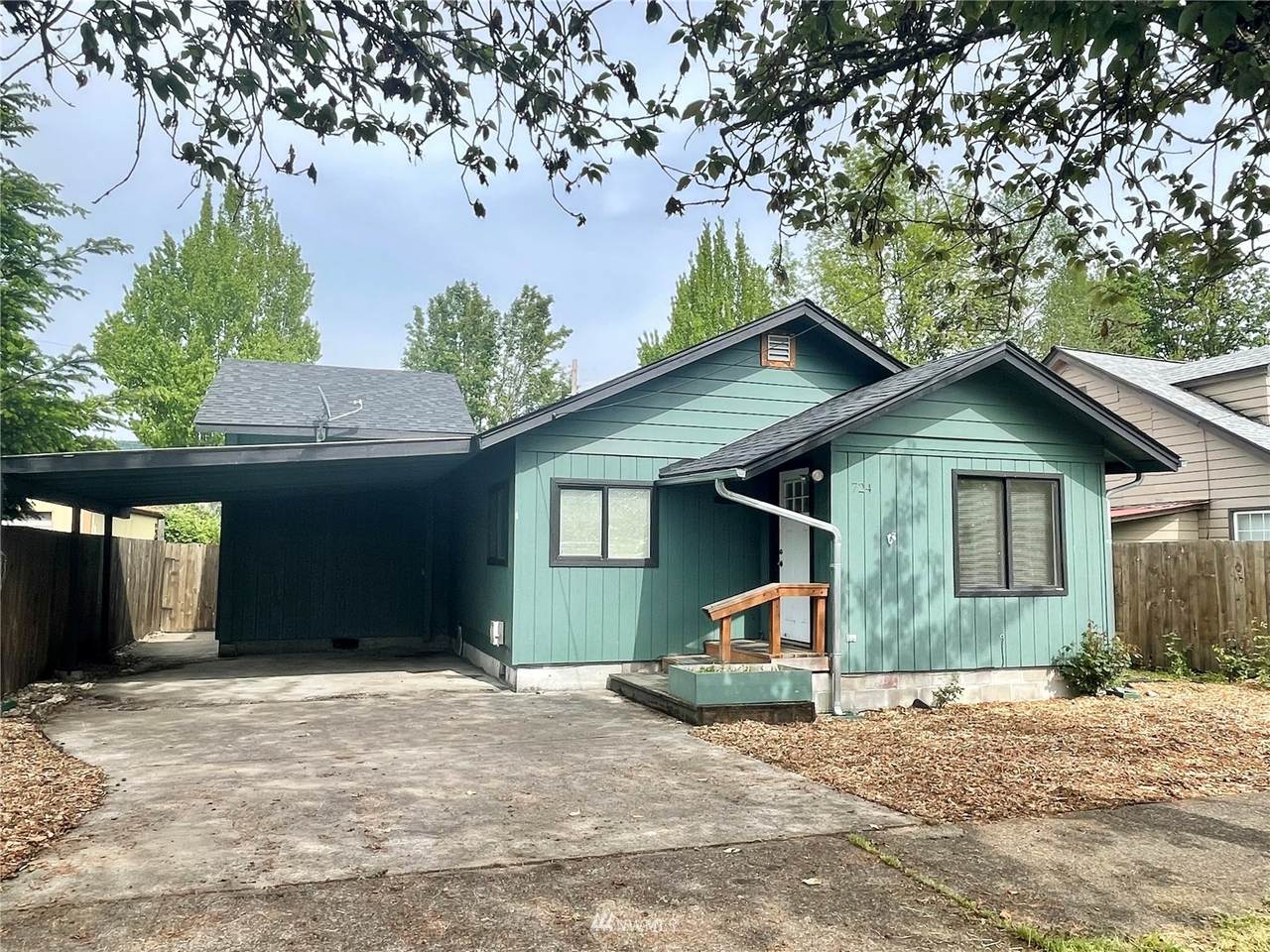 724 Front Avenue - Photo 1