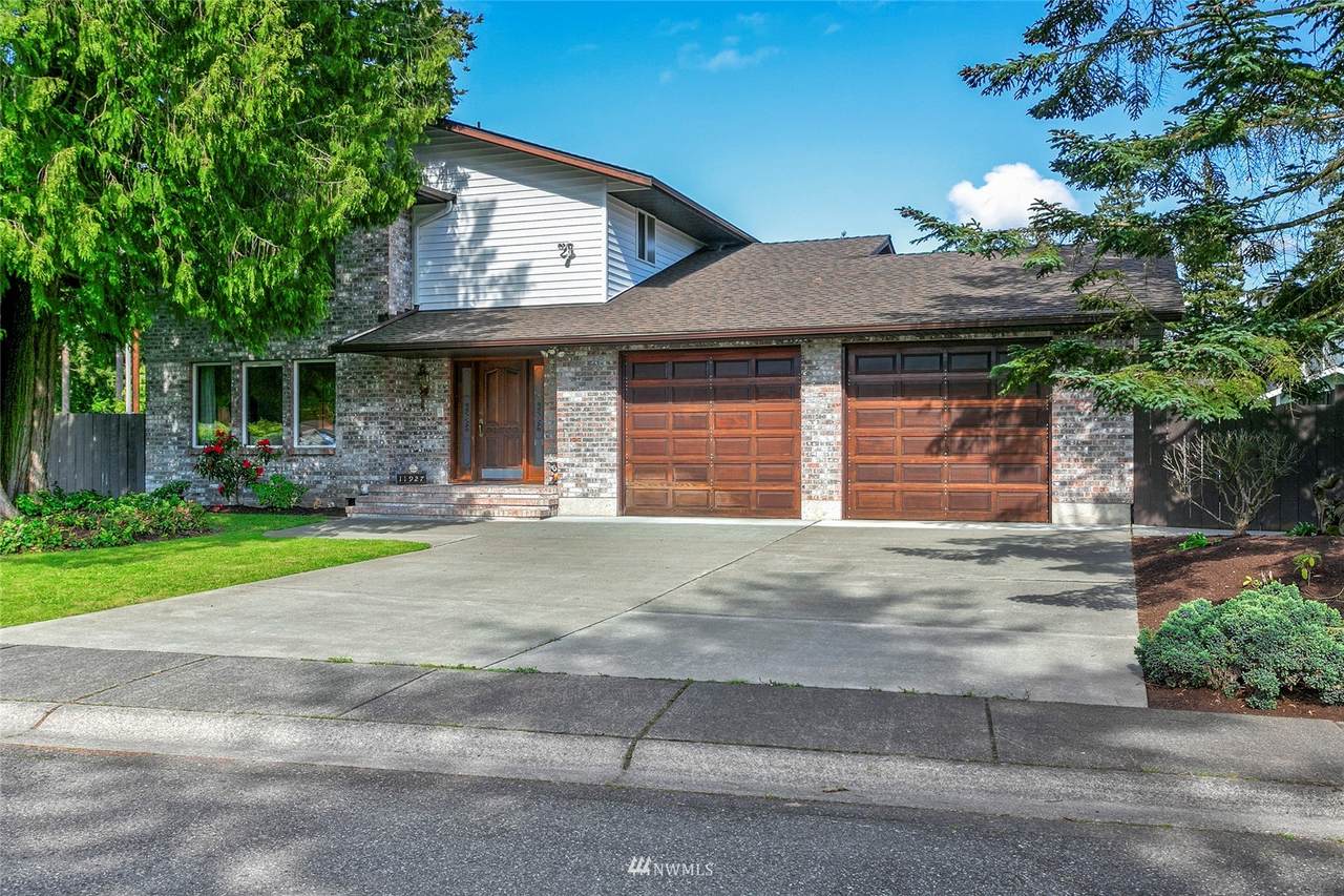 11927 46th Ave Ne - Photo 1