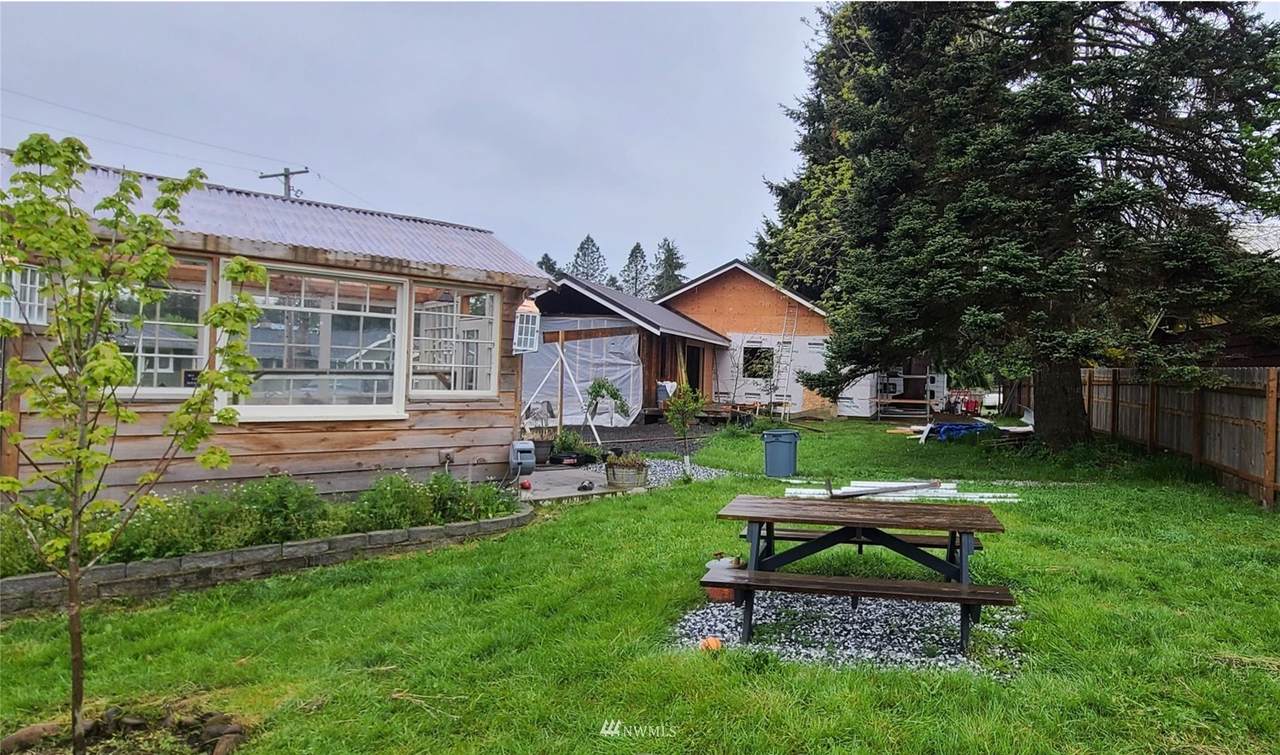 302 Pleasant Ave - Photo 1