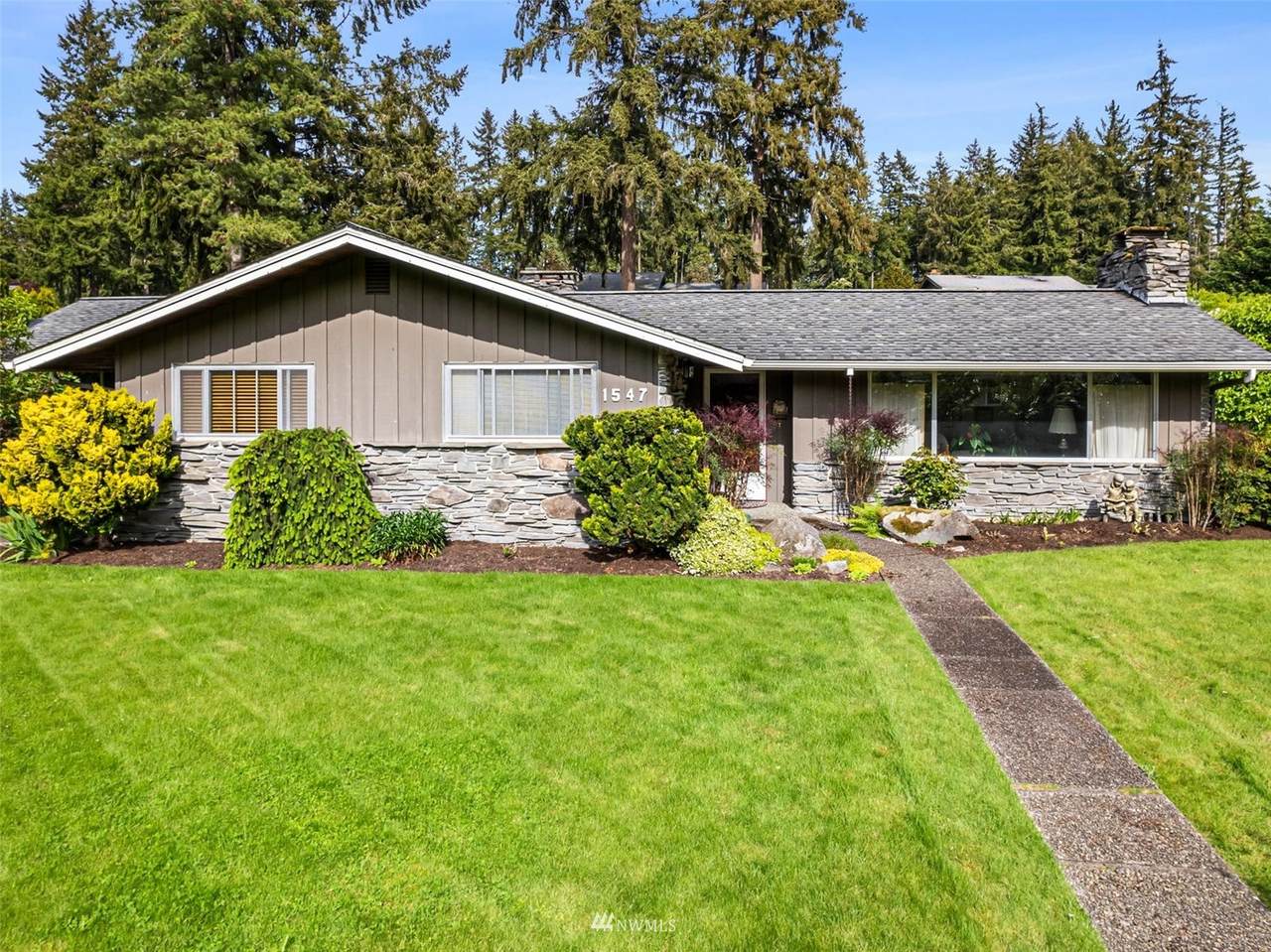 1547 Young Place - Photo 1