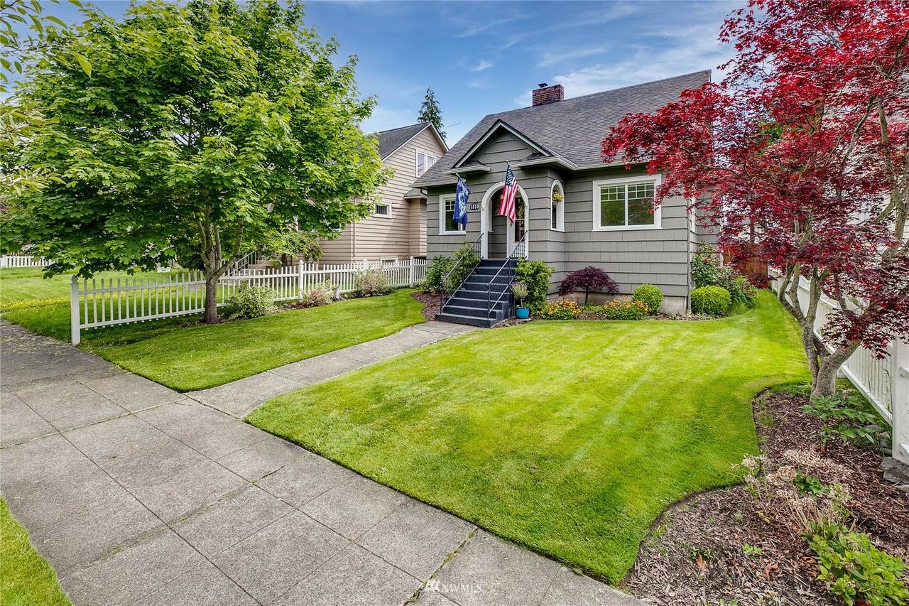 1315 Oakes Avenue - Photo 1