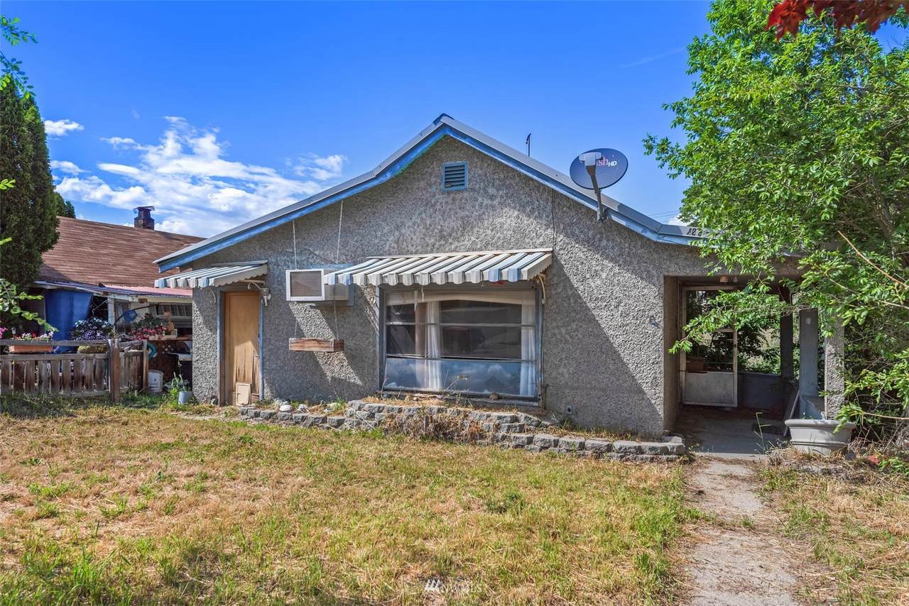 729 Wapato Avenue - Photo 1