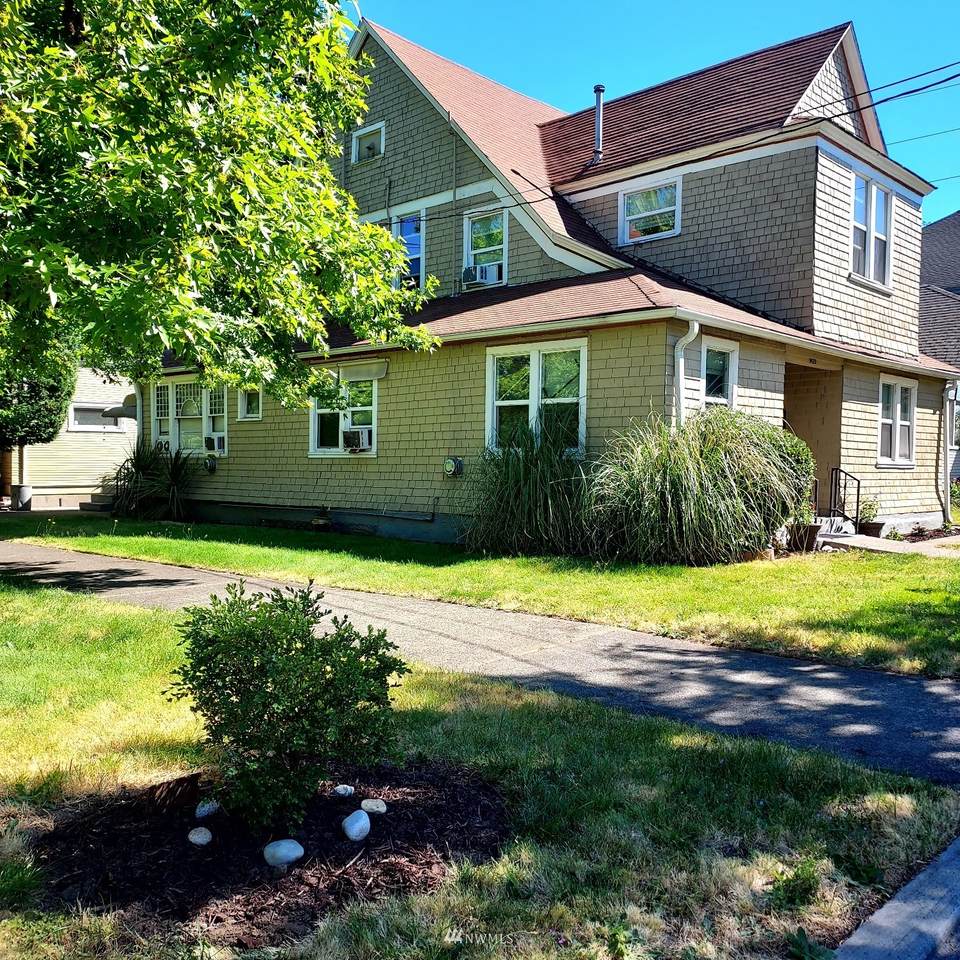 1423 5th Street - Photo 1