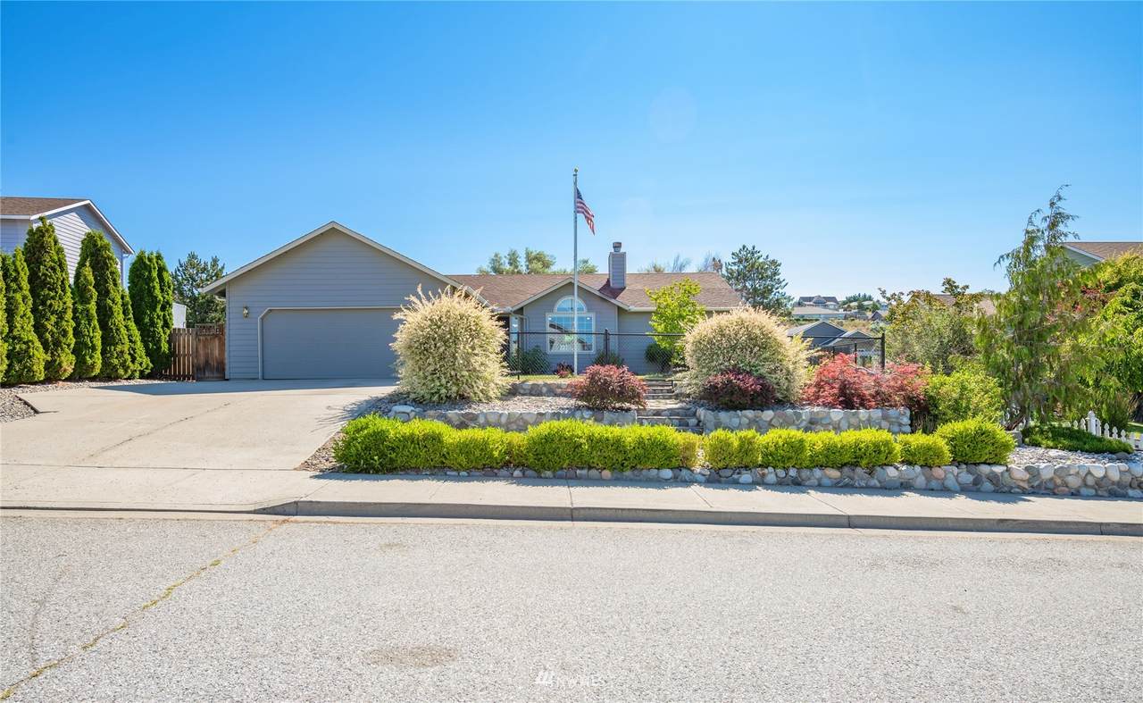 2414 Highlandview Drive - Photo 1