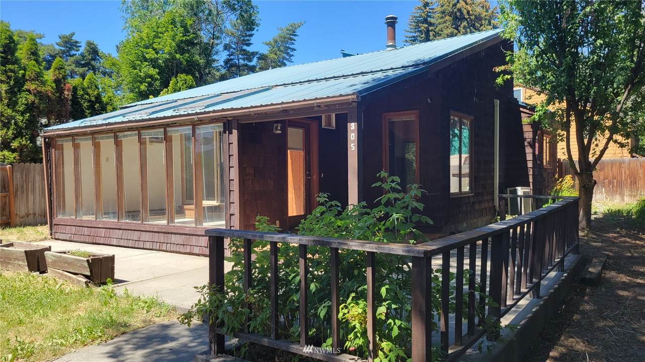 305 11th Avenue - Photo 1