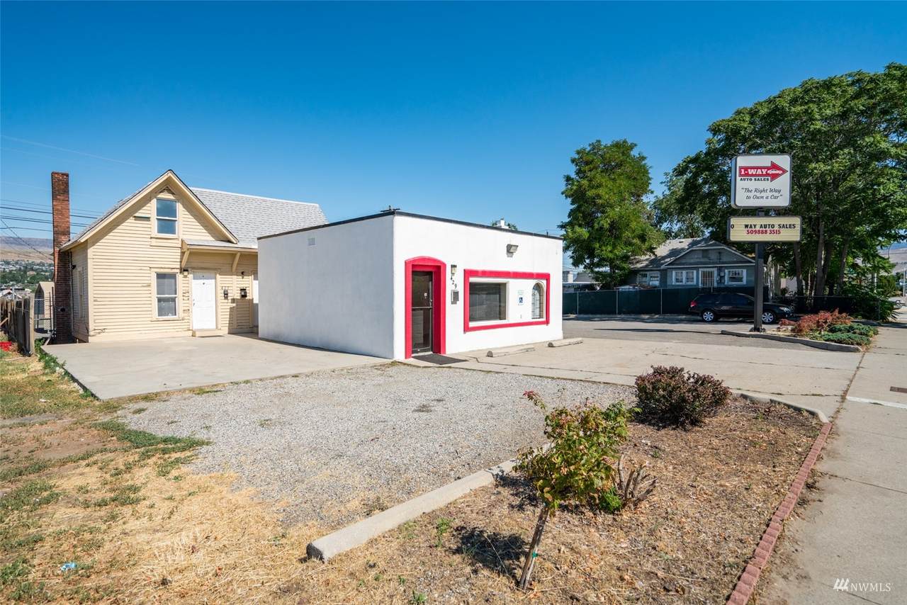 431 Chelan Avenue - Photo 1