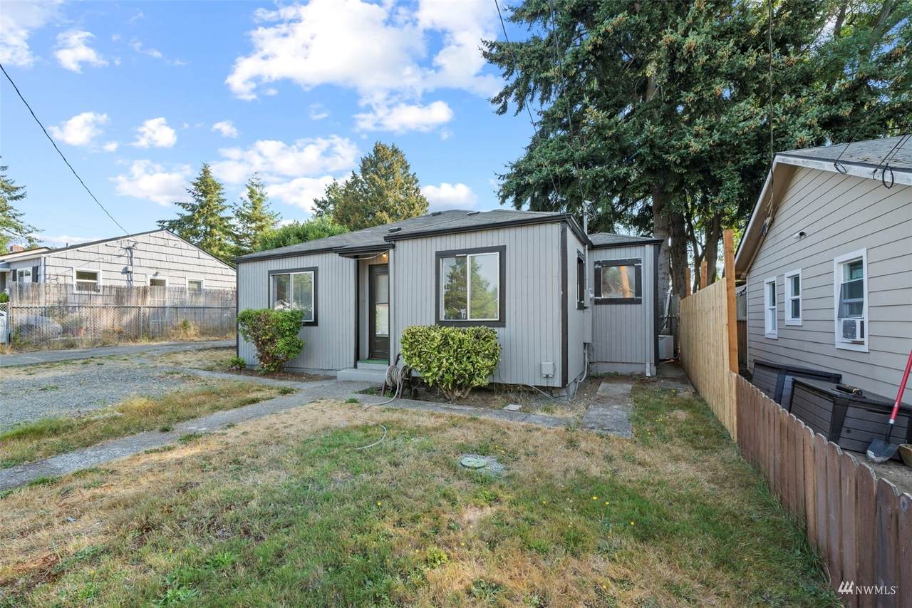 1031 Rochester Street - Photo 1