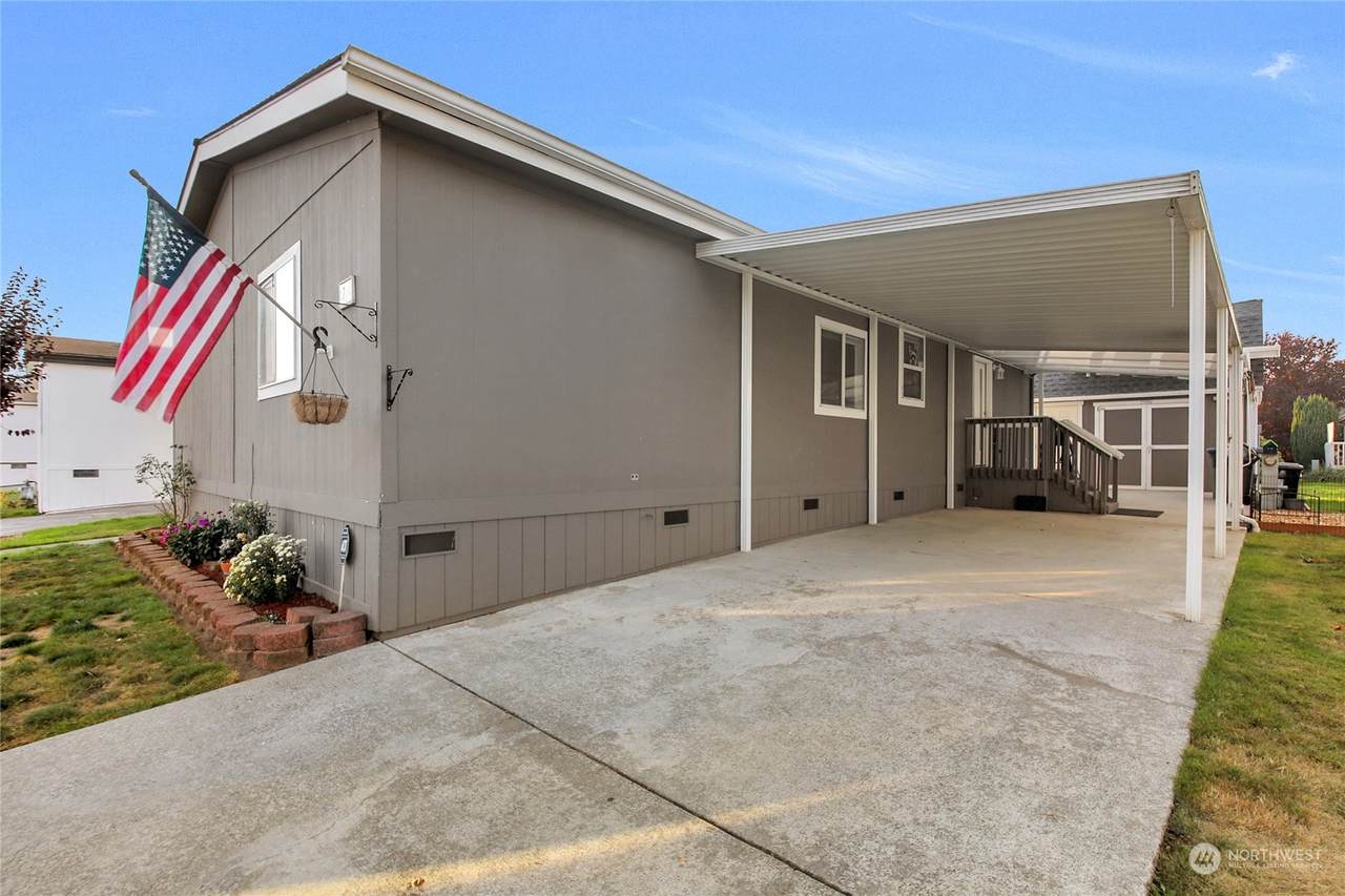 5711 100th Street - Photo 1